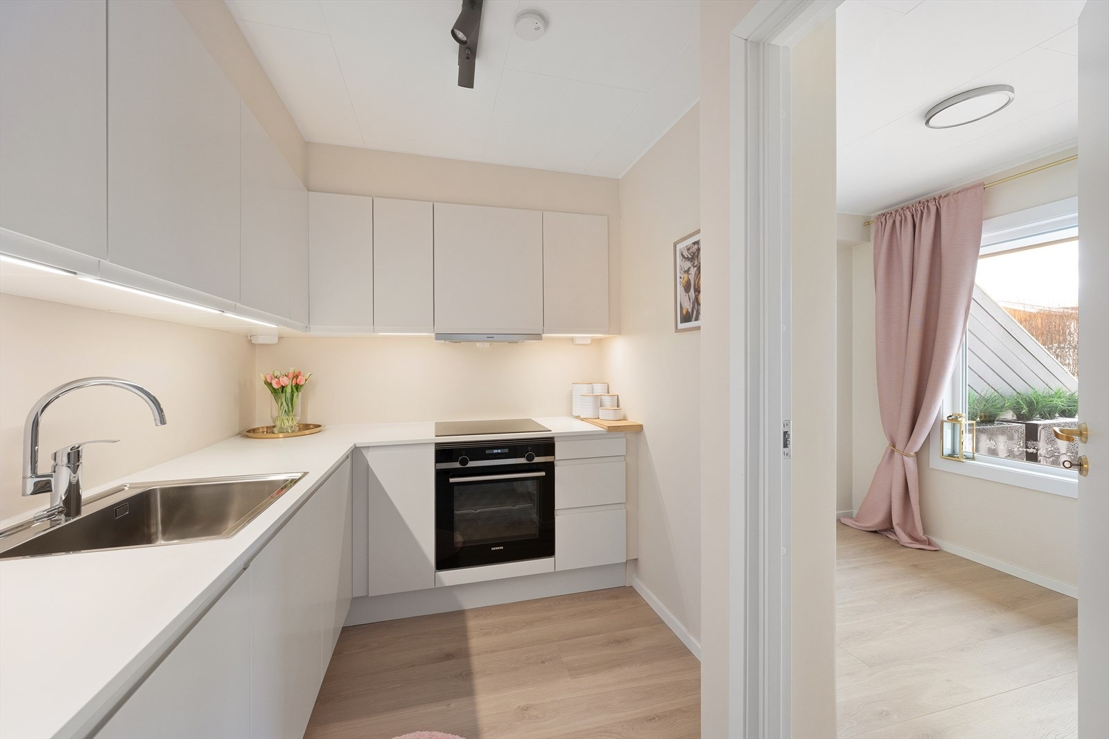 Kjøkkenet er moderne utstyrt med integrert oppvaskmaskin, stekeovn og kjøl/frys. En funksjonell og tidsriktig kjøkkenløsning som gjør matlagingen både enkel og inspirerende. Galleribilde