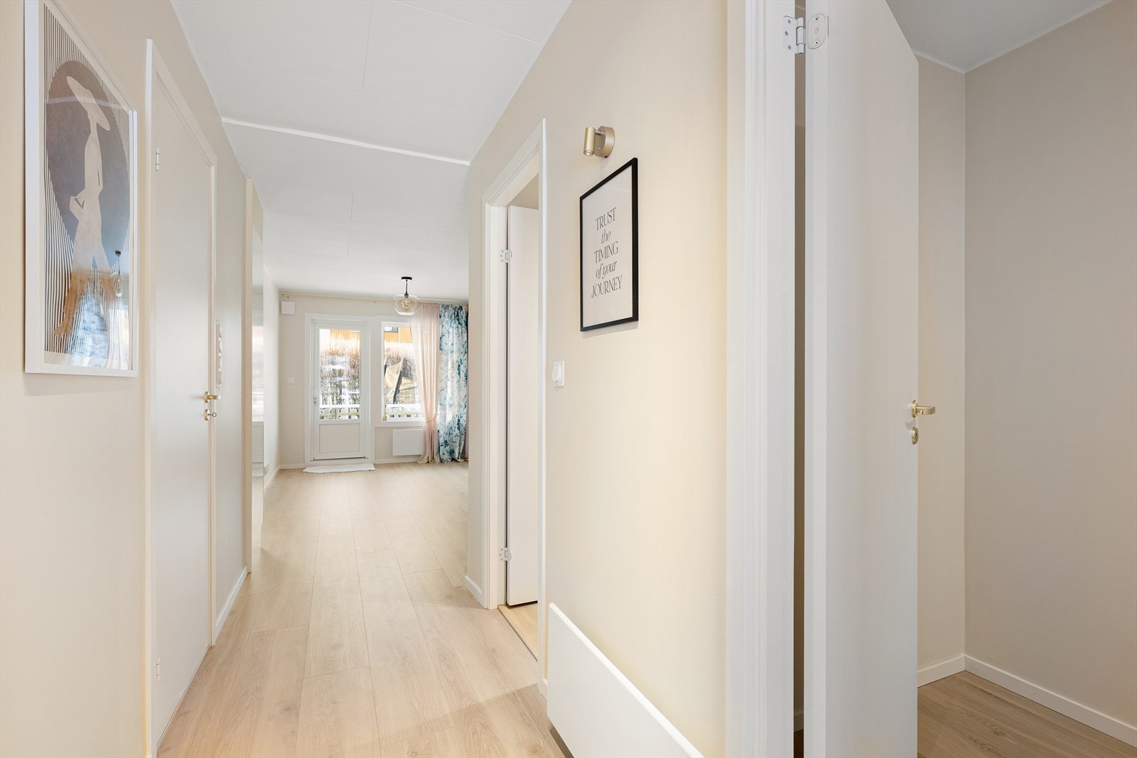 Velkommen inn til en lys og innbydende entré med god plass til yttertøy og sko. Galleribilde