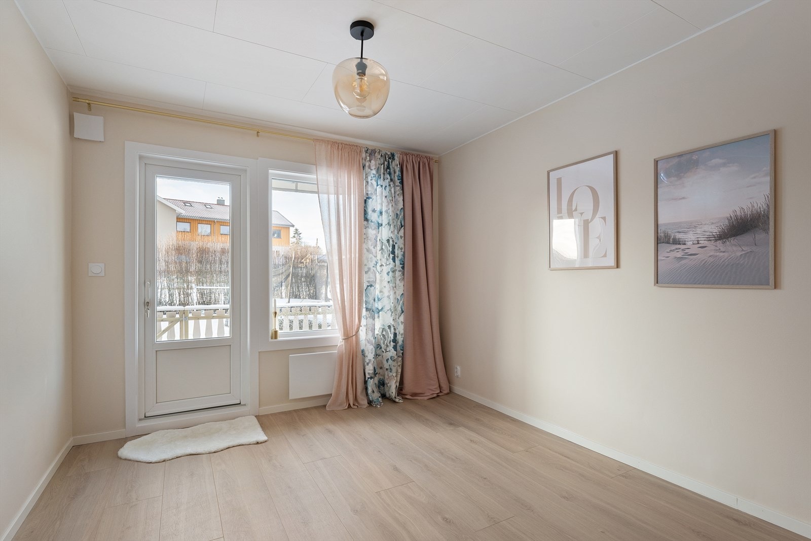 Her er det god plass til både sofagruppe, spisebord og øvrig møblement. Rommet egner seg perfekt til hyggelige sammenkomster med familie og venner. Galleribilde