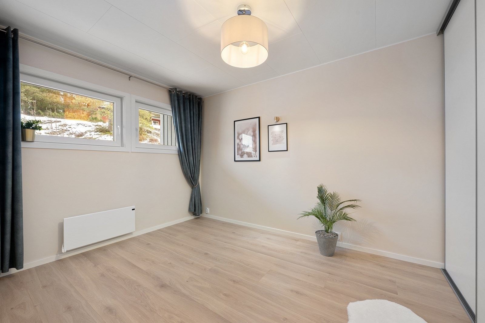 Romslig hovedsoverom med god plass til dobbeltseng og tilhørende møblement. Galleribilde