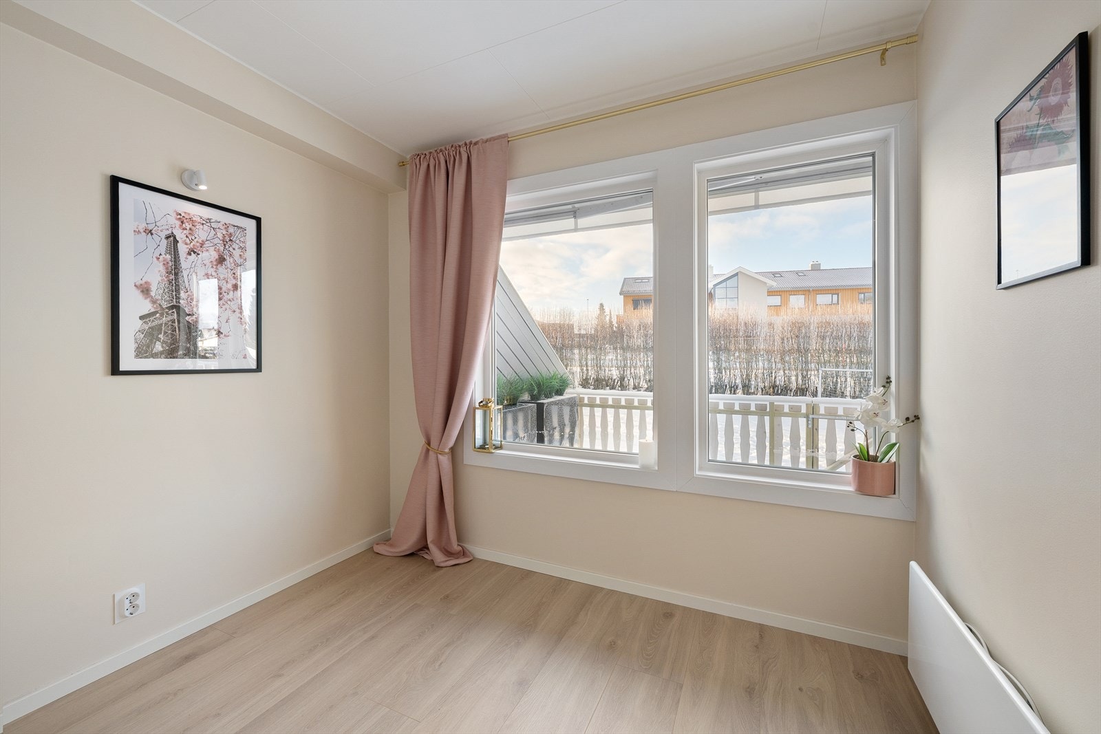 Soverom nummer to passer perfekt som barnerom, gjesterom eller ekstra soverom. Galleribilde