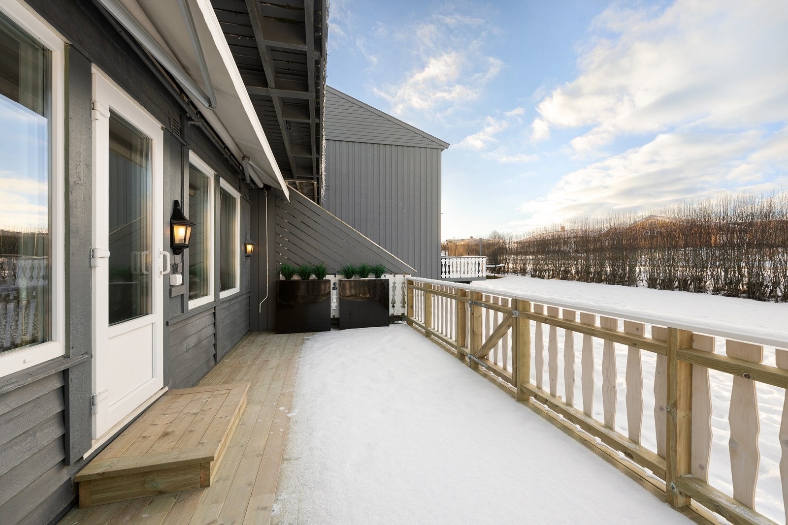 Ny terrasse fra 2025 med markise og felleshage for beboerne utenfor gjerde. Galleribilde