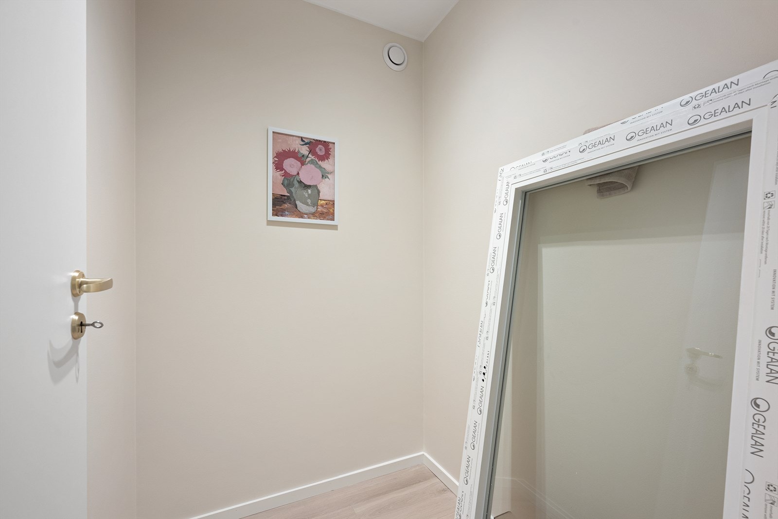 Innvendig bod med god lagringsplass. Perfekt for oppbevaring av det du ønsker å ha lett tilgjengelig, men ute av syne. Galleribilde