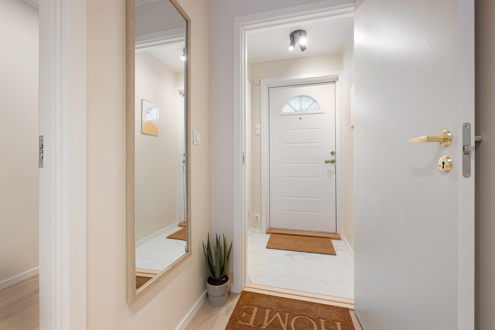 Stor, romslig gang og entre. Galleribilde