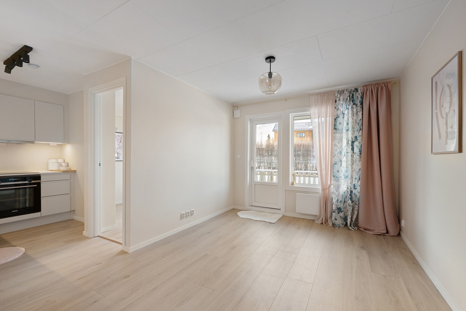 Leiligheten holder en god standard der store deler av leiligheten ble fornyet/oppgradert i 2025. Galleribilde