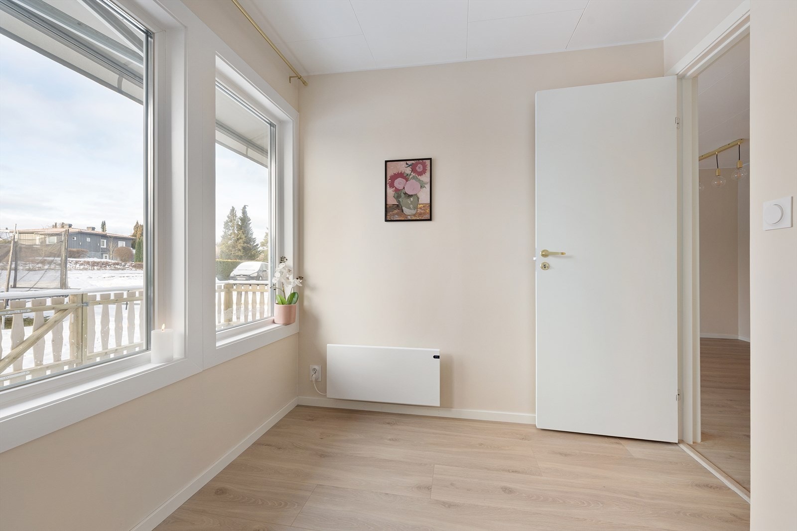 Soverommet vender inn mot terrassen og har store vindusflater som gir rikelig med naturlig belysning. Galleribilde