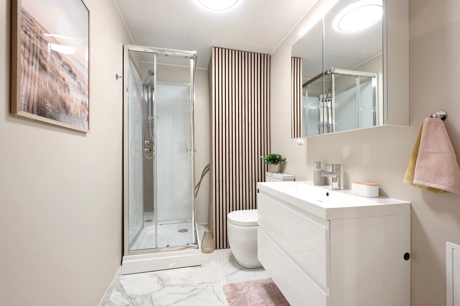 Delikat og moderne baderom med ny baderomsinnredning fra 2025. Galleribilde