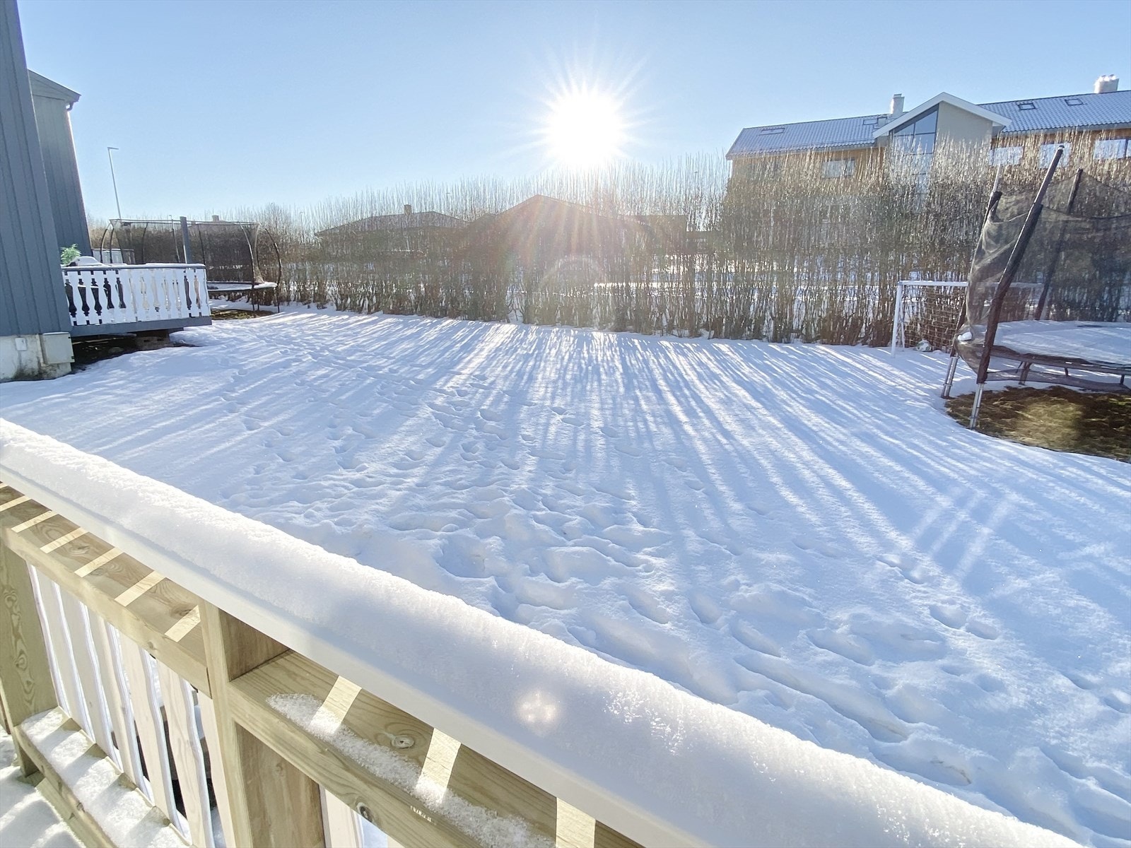 Stor felleshage for beboerne med fine grøntarealer. Galleribilde