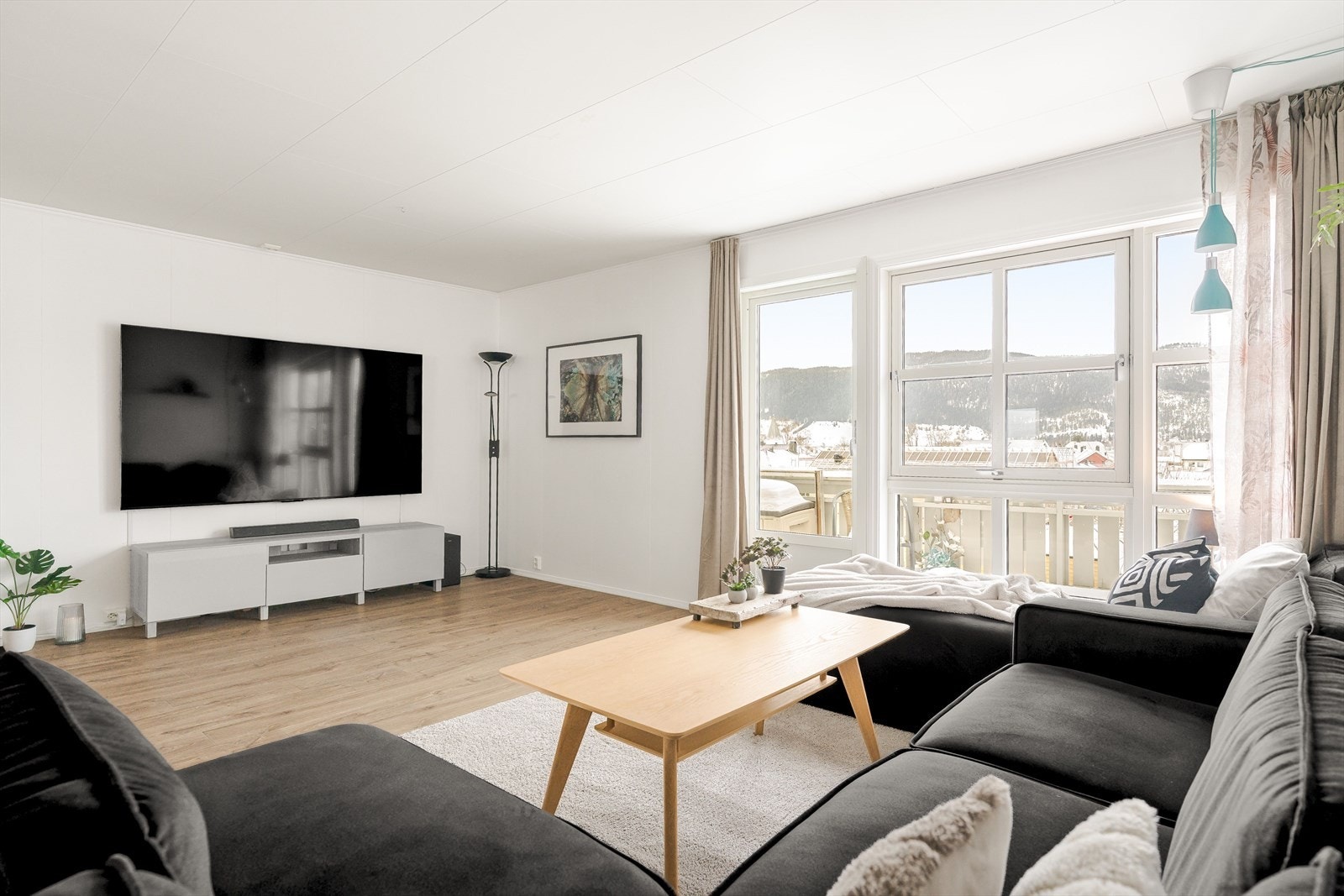 Flott stue med utgang til balkong Galleribilde