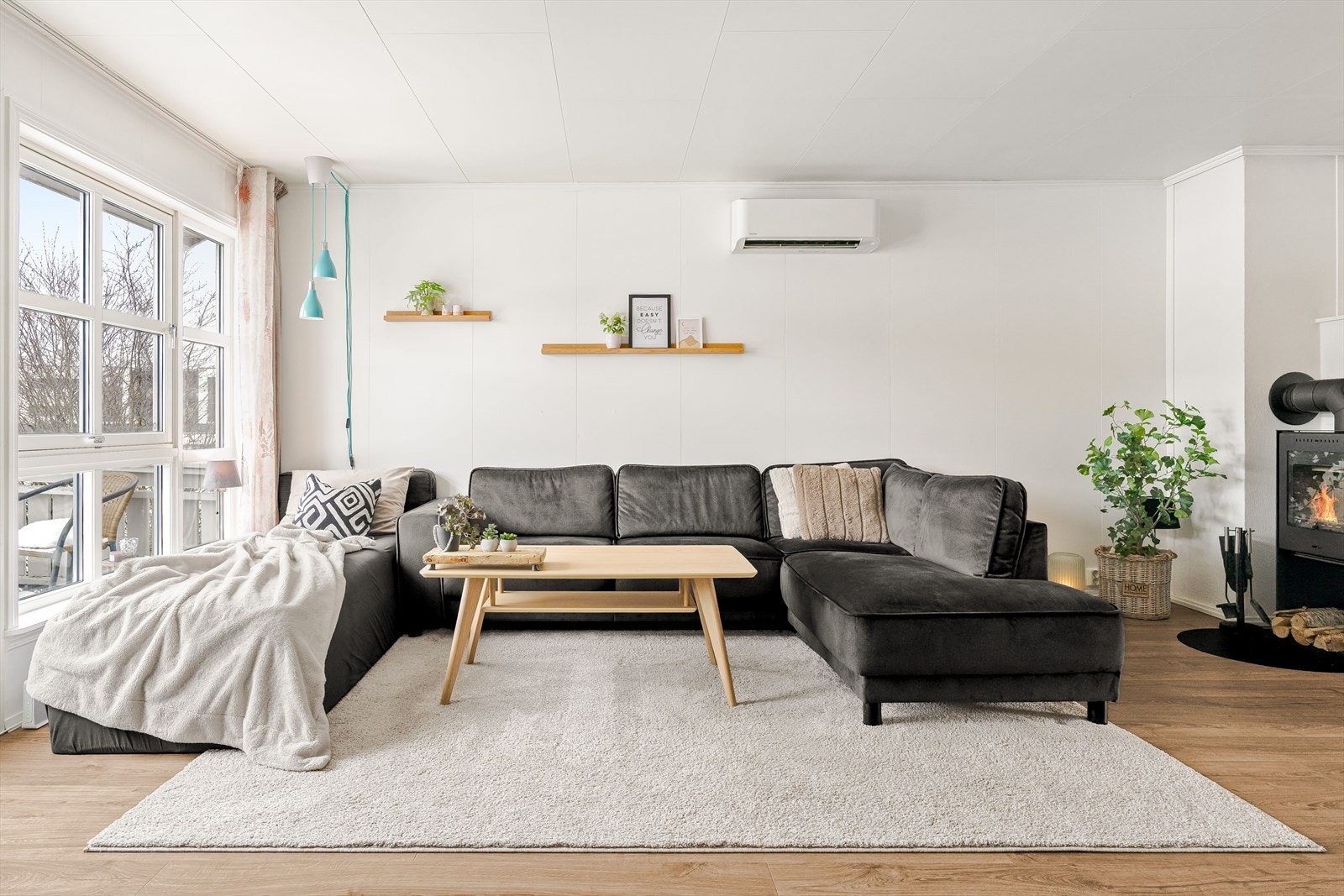 Stuen har plass til en stor sofagruppe Galleribilde