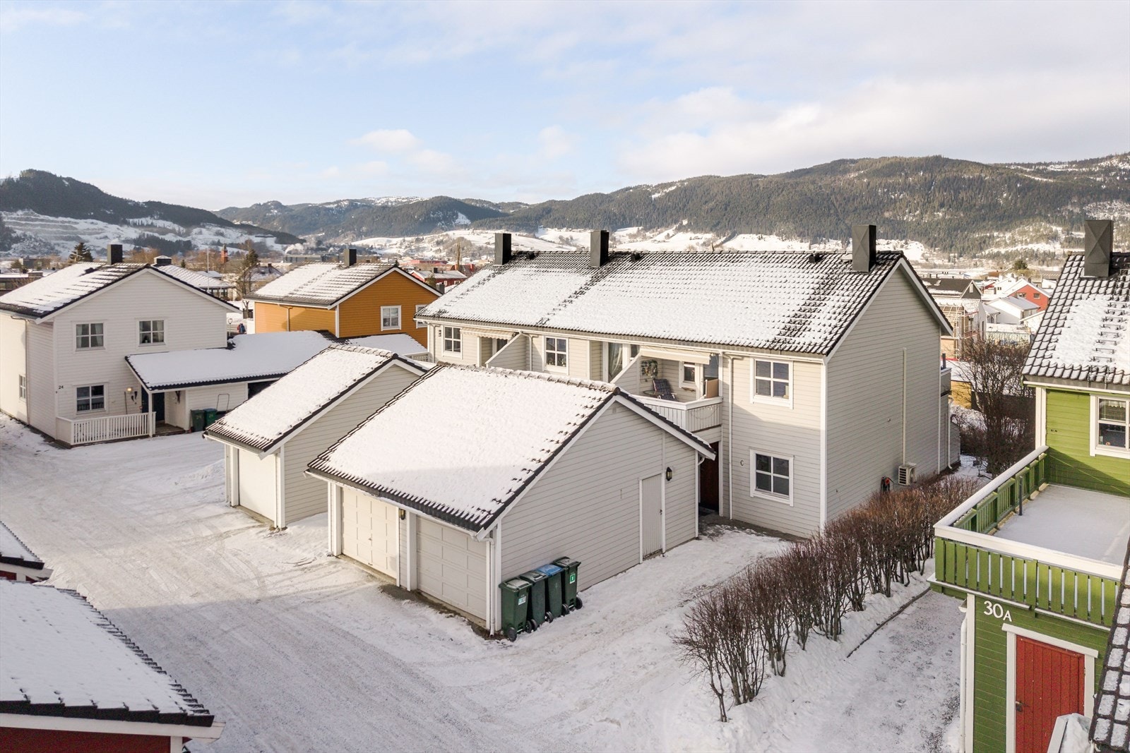 Heimdal Eiendomsmegling v/Vegard Melås Jørgensen ønsker velkommen til visning av et flott enderekkehus. Galleribilde