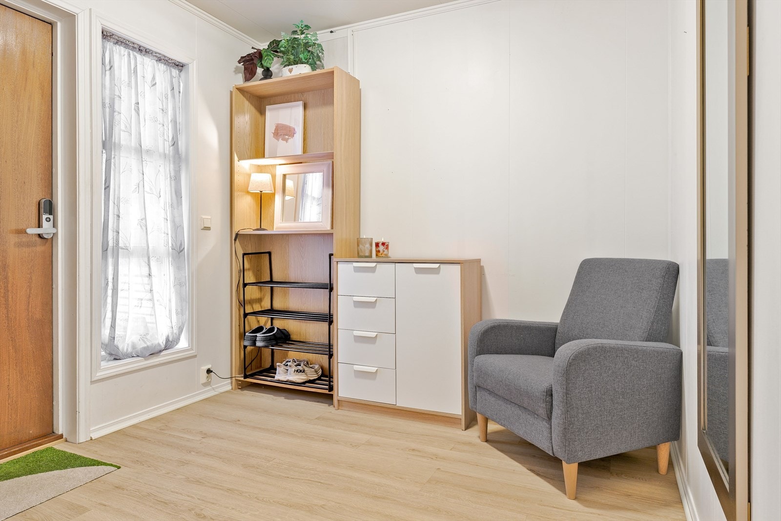 Velkommen inn! Romslig entree på ca 7 kvm. Galleribilde