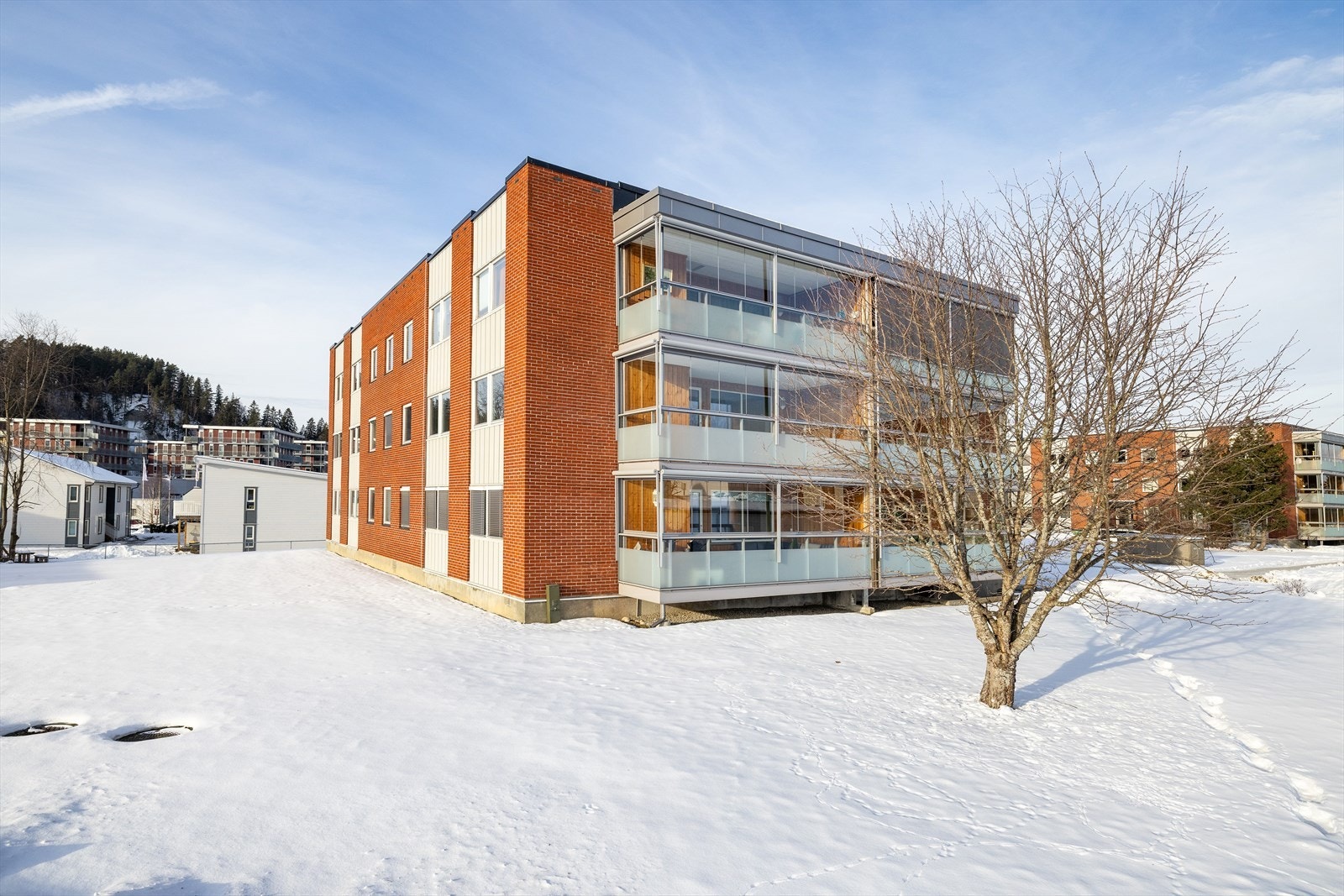 Eikli borettslag ligger i et etablert og rolig boområde, med fasader i teglstein og fasadeplater. Foto: Morten Norman Larsen Galleribilde
