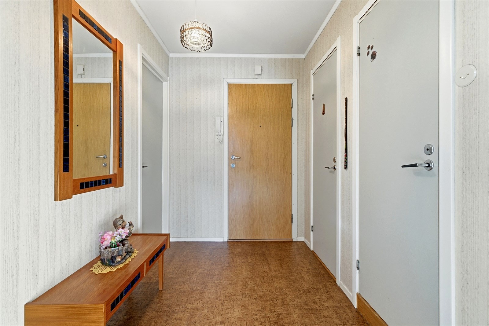 Inngangspartiet gir adkomst til leilighetens øvrige rom. Adkomst til etasjen via felles trappegang med porttelefon. Galleribilde