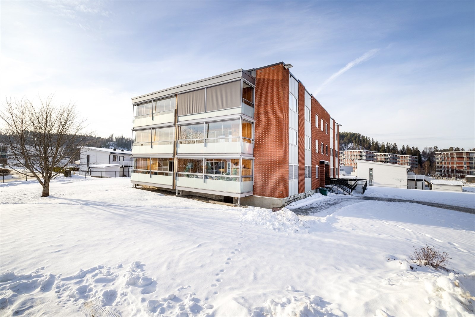 Borettslaget har store, felles grøntarealer og kort vei til Benterud skole og Eikli barnehage. Galleribilde
