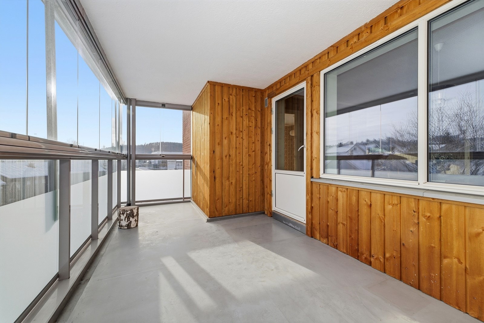 Balkongen er utstyrt med motoriserte screens, utebelysning og stikkontakt, noe som øker bruksverdien. Galleribilde