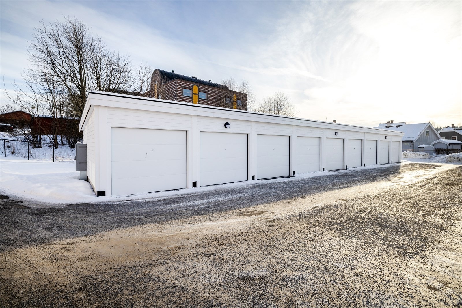 Med leiligheten følger ett garasjerom på 18 m² i et nyere garasjeanlegg med elektrisk portåpner. Galleribilde