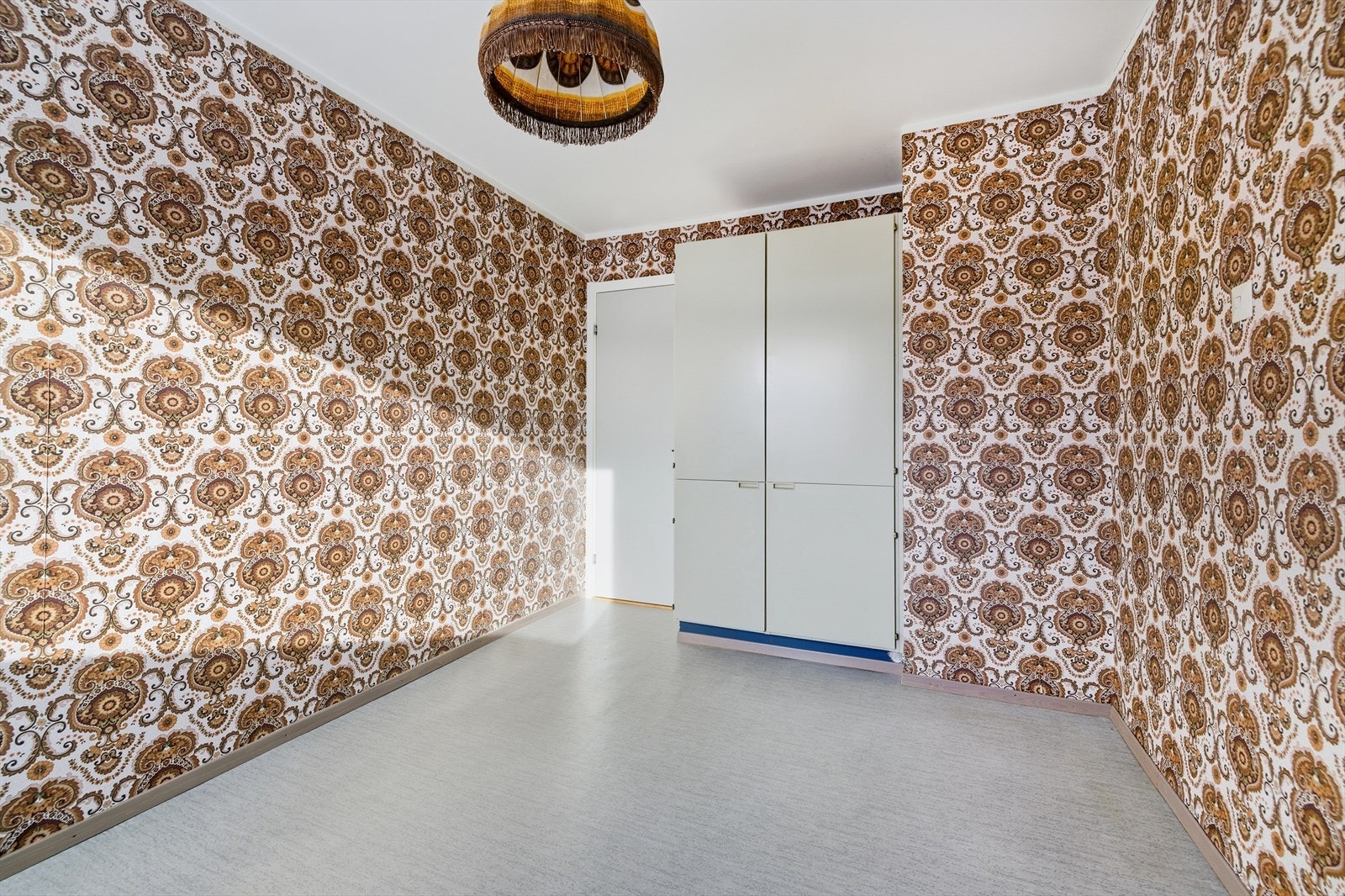 Også det andre soverommet har praktiske, monterte garderobeskap for effektiv oppbevaring. Galleribilde