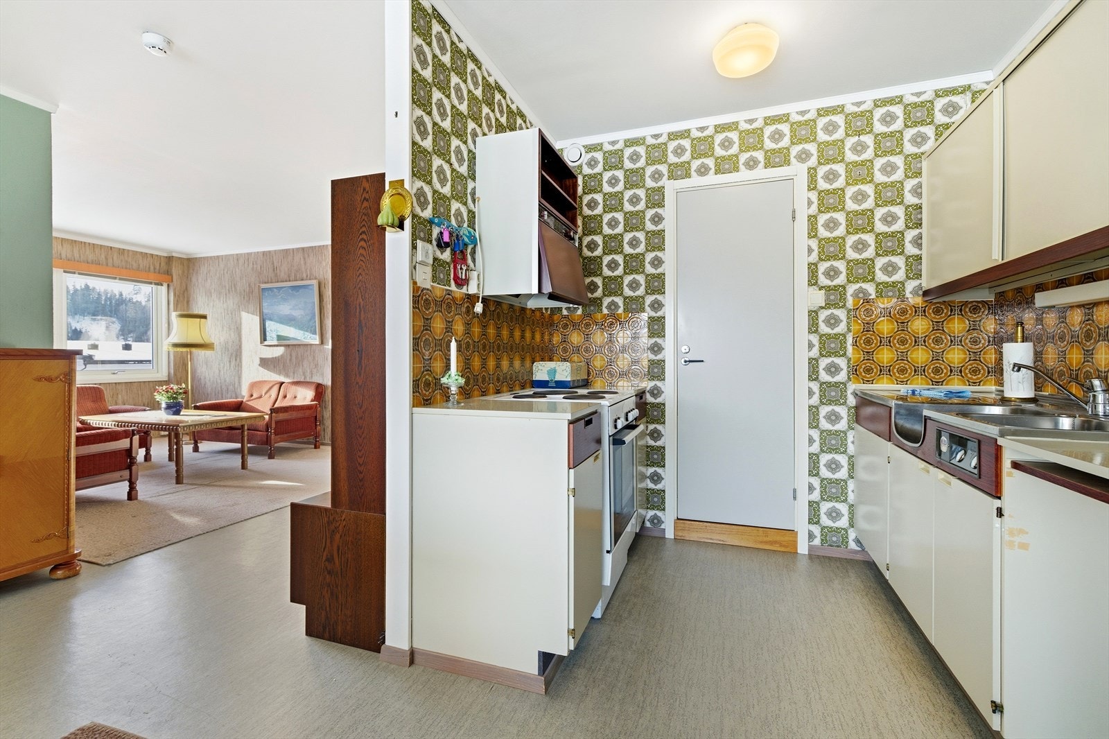 Kjøkkenet har en funksjonell innredning med glatte fronter og laminat benkeplate. Galleribilde