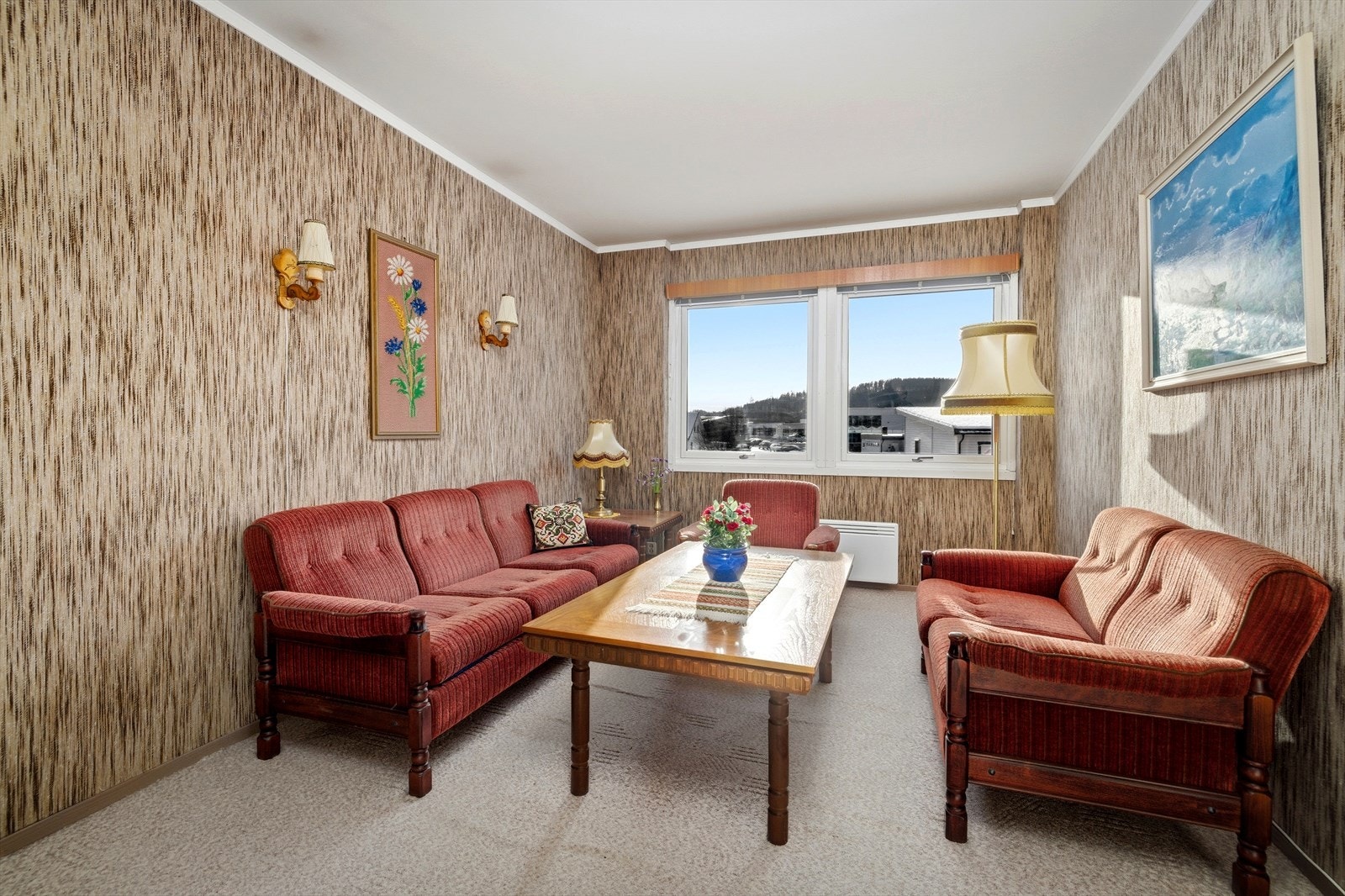 Rommet har store vindusflater som gir godt med lys. Oppvarming skjer med panelovner. Galleribilde