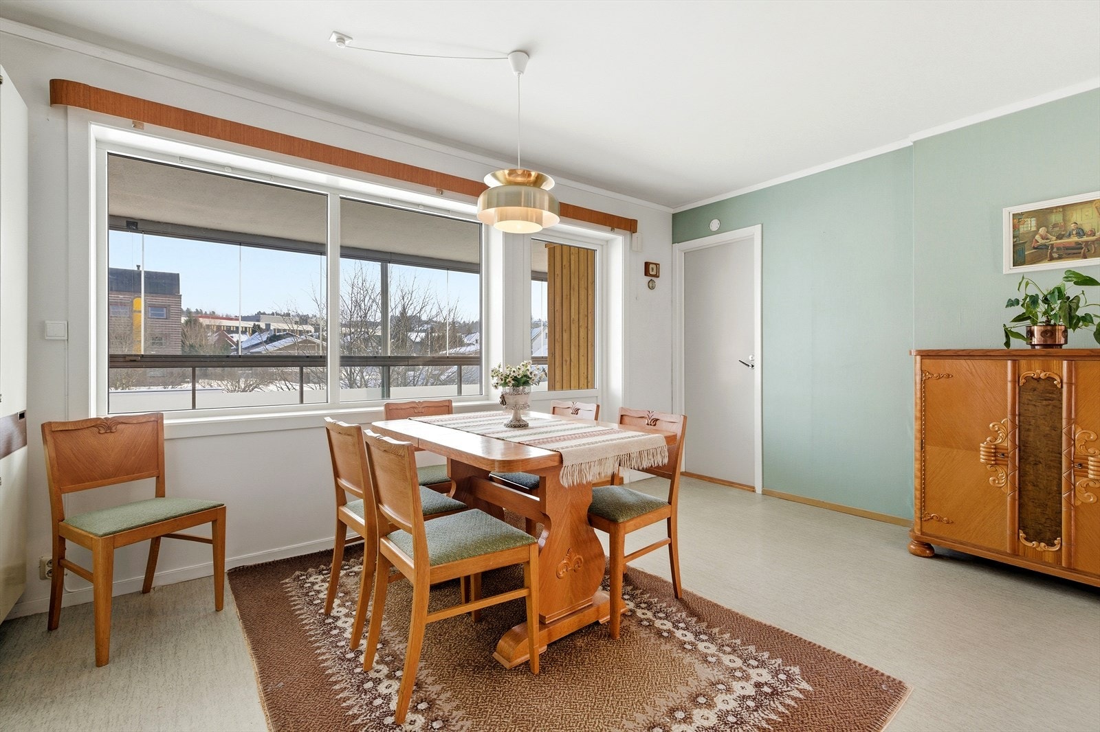 Fra spiseplassen leder en terrassedør fra 2016 ut til den sørøstvendte balkongen. Galleribilde