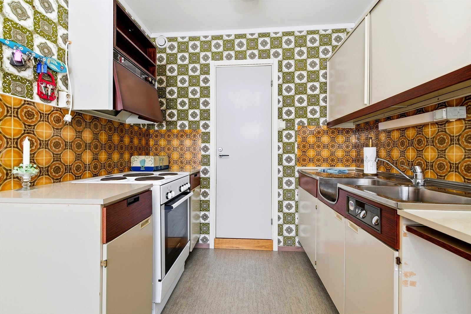 Kjøkkenet er utstyrt med benkebeslag i stål og kjøkkenventilator med kullfilter. Galleribilde