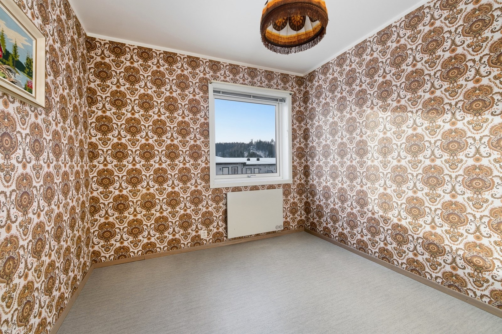 Rommet har gulvbelegg og tapetserte vegger. Galleribilde