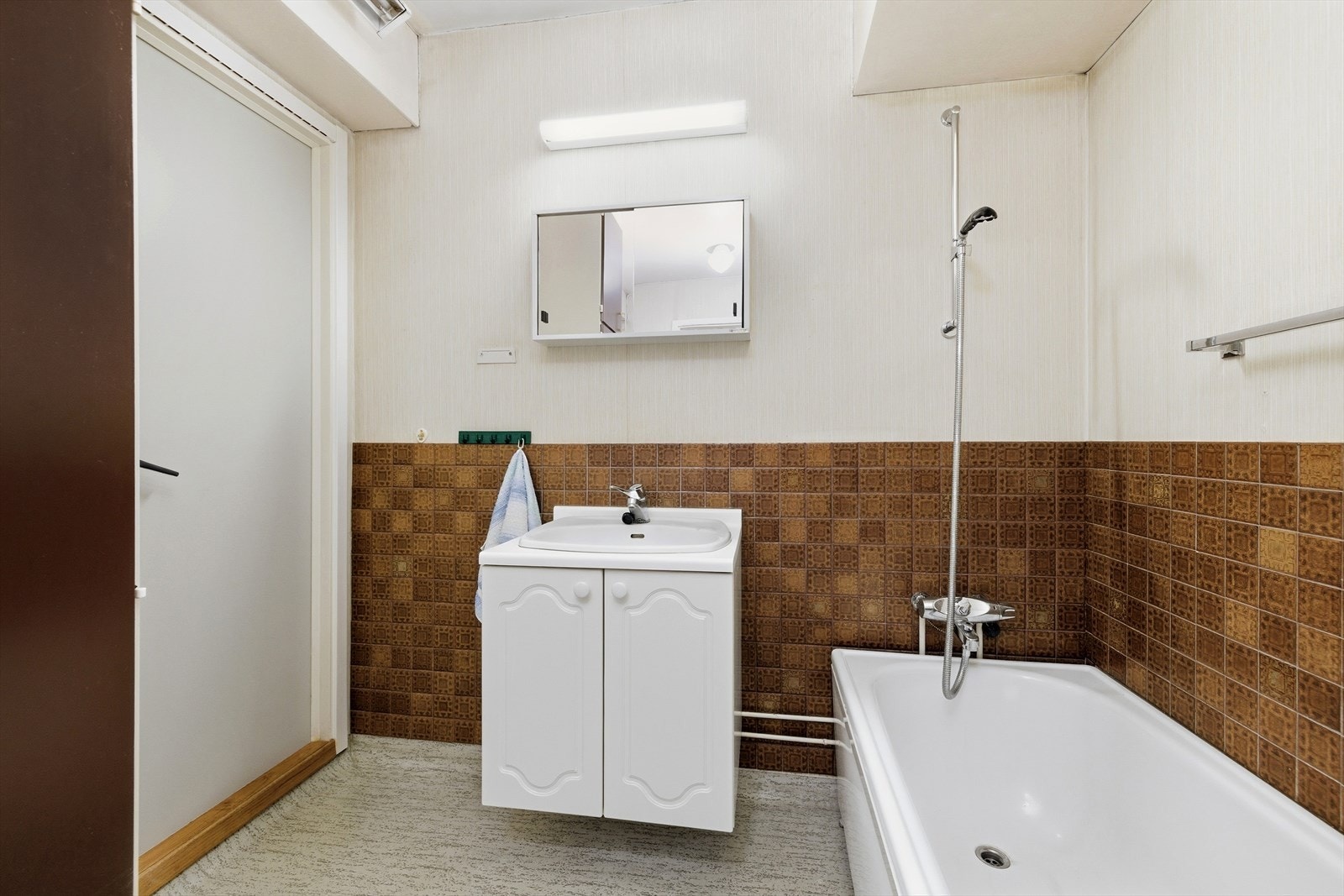 Badet har speilskap for oppbevaring, stråleovn for oppvarming og mekanisk avtrekk. Galleribilde