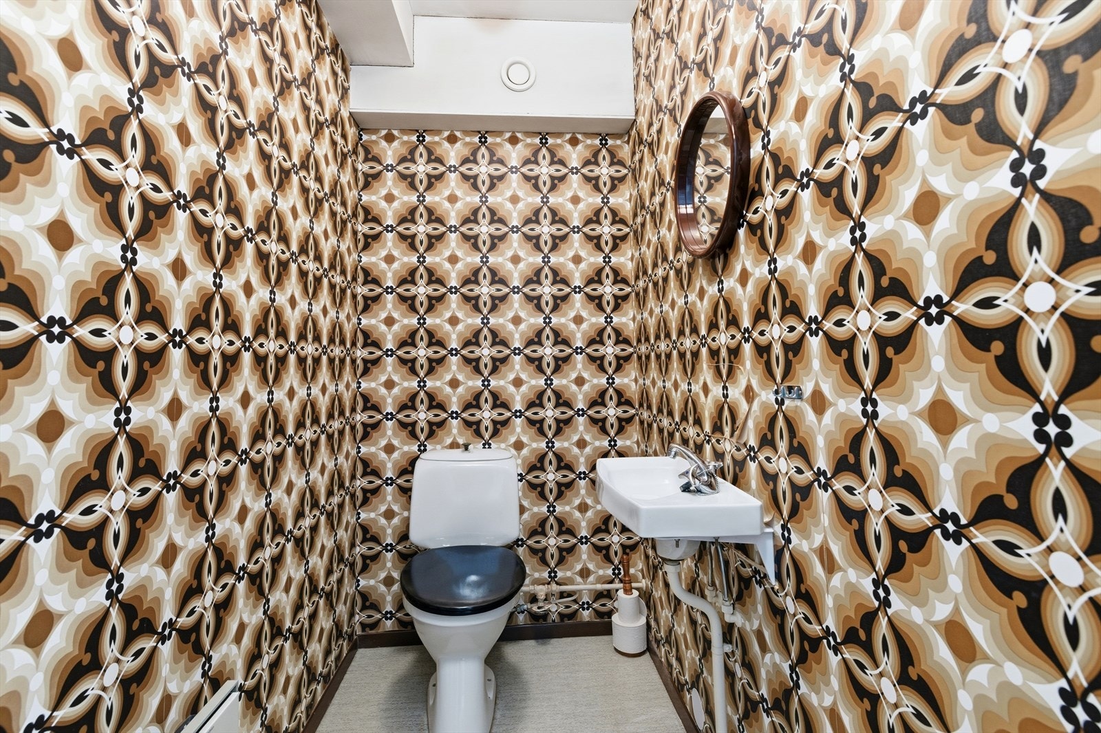 Leiligheten har et separat toalettrom med vegghengt servant og mekanisk avtrekk. Galleribilde