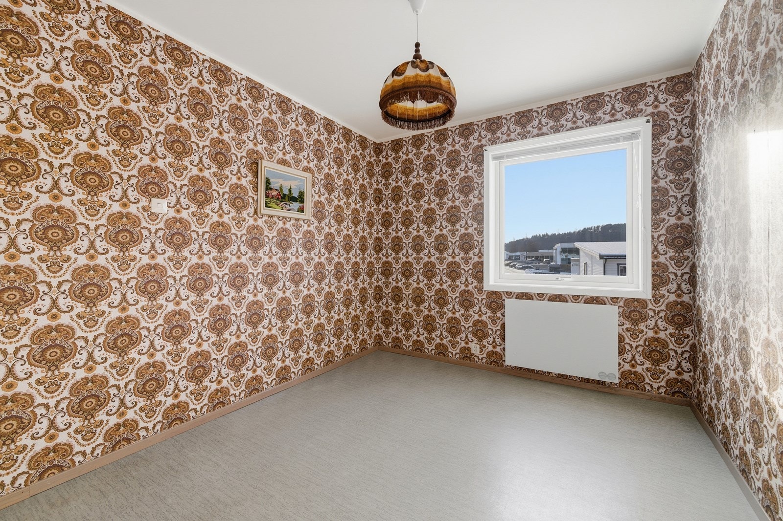 Vinduer med 2-lags isolerglass fra 1996 sørger for isolasjon og lysinnslipp. Galleribilde