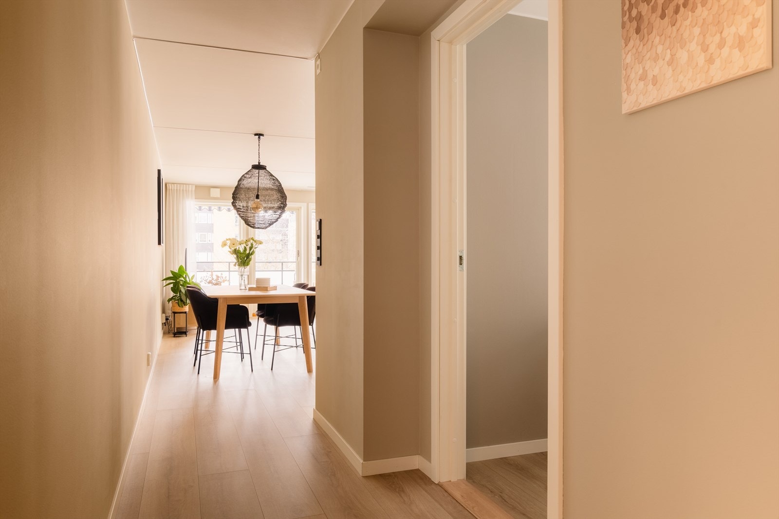 Gjennomgående gulv skaper en helhetlig og sømløs overgang mellom rommene. Galleribilde