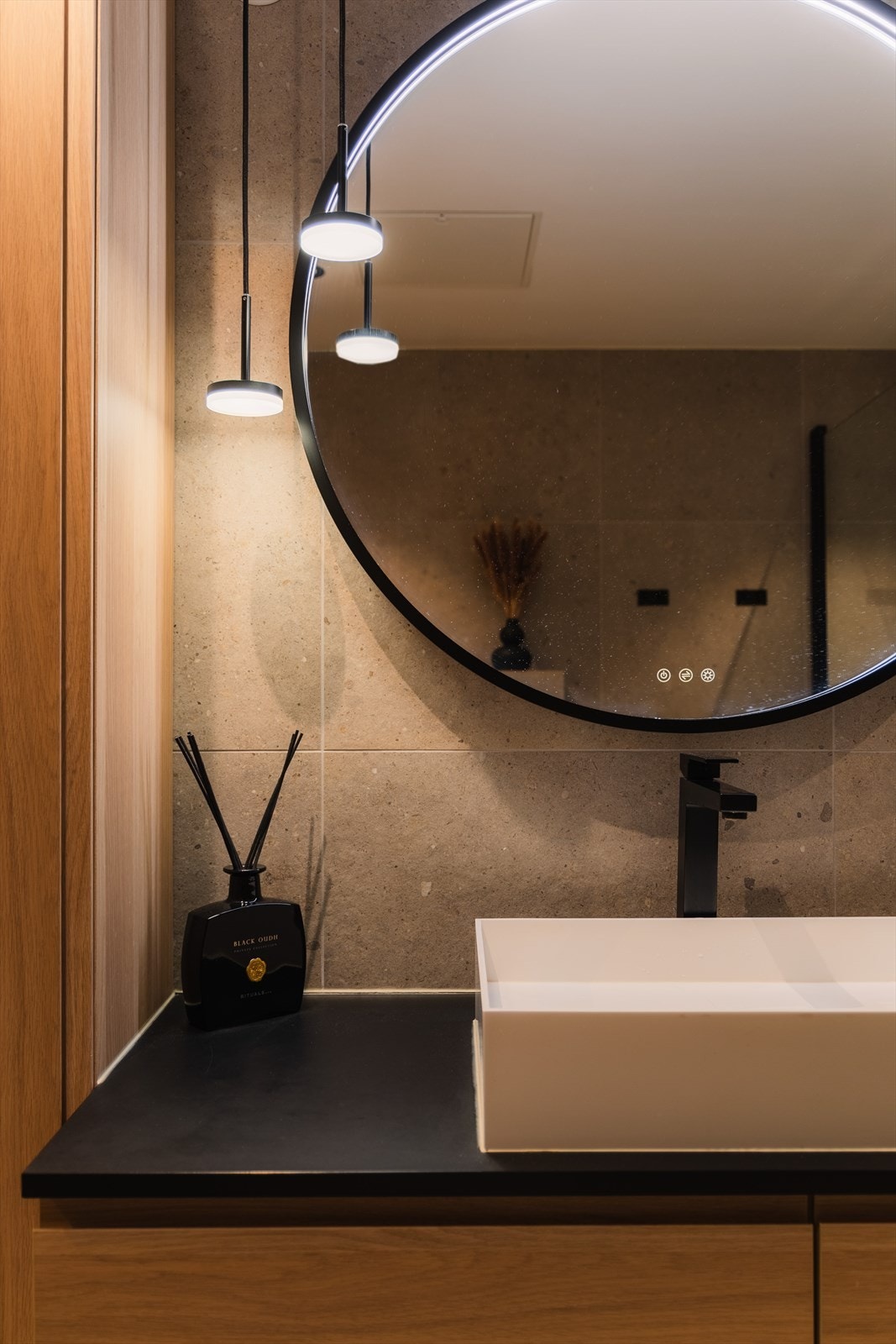 Baderomsinnredning i tre-utførelse med heldekkende servant og et stort speil med integrert belysning. Galleribilde