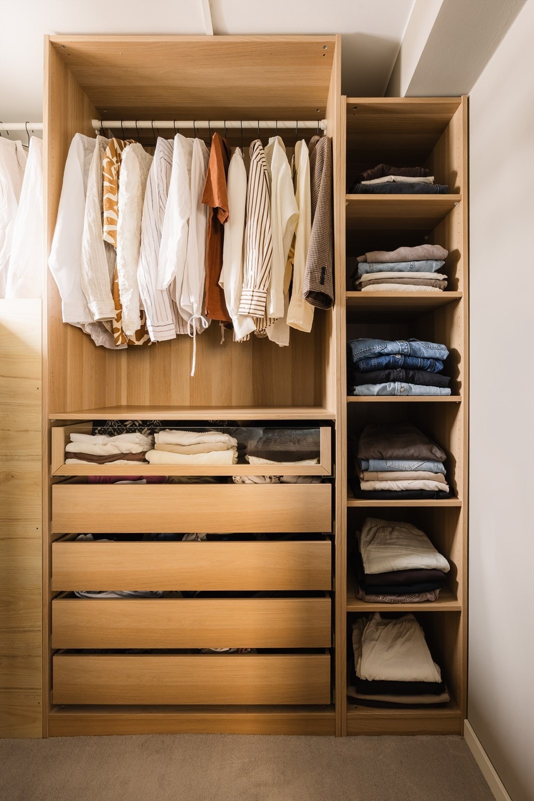 Garderoben har en smart innredning som gir svært gode oppbevaringsmuligheter. Galleribilde