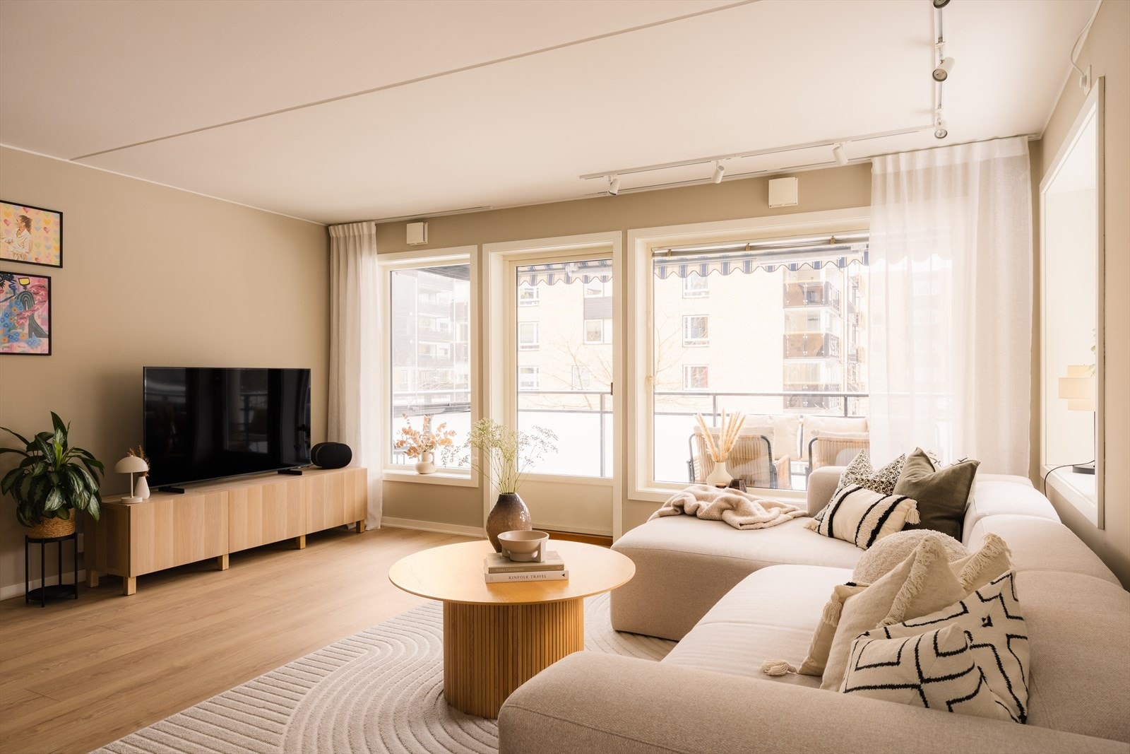 Her er det god plass til en større sofagruppe og tilhørende møblement. Galleribilde