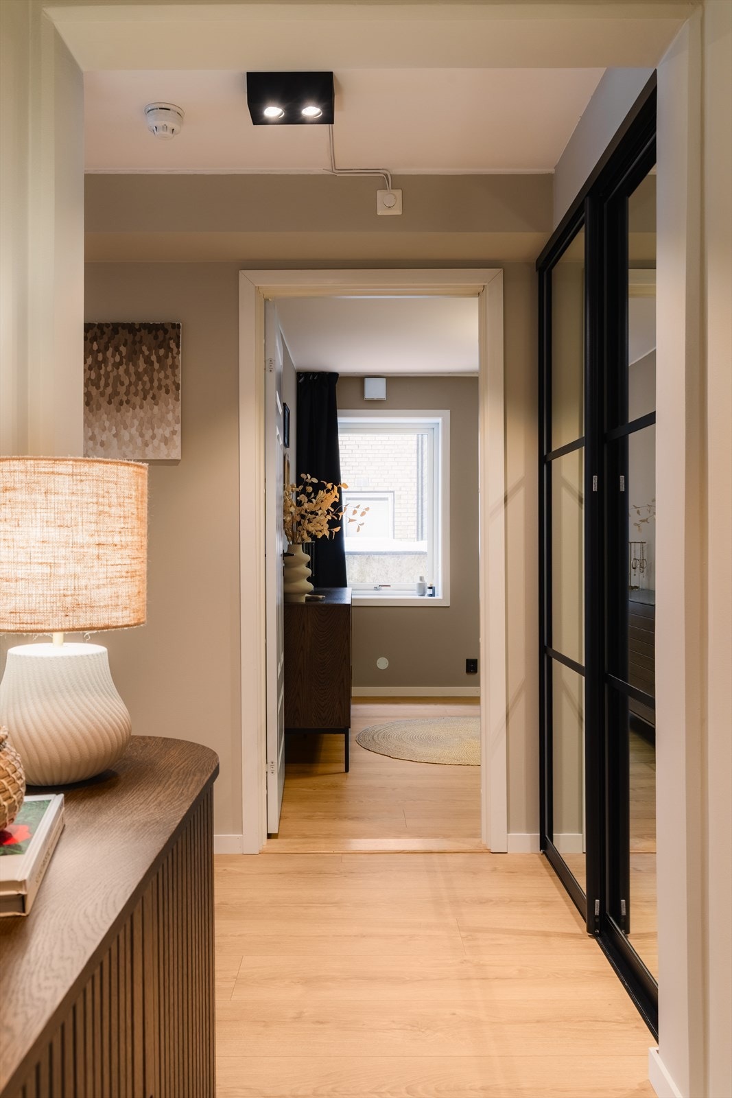 Fra gangen er det inngang til soverommene og åpen passasje videre mot stuen. Bygget er oppført i 2007 og leiligheten bærer preg av høy standard med eksklusive løsninger Galleribilde