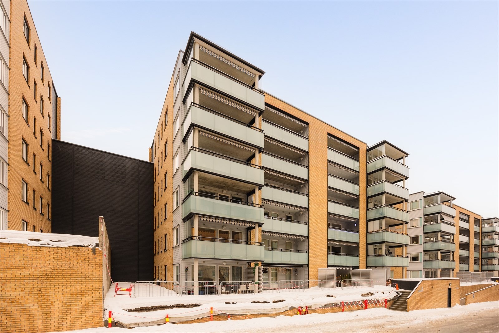 Leiligheten ligger i Rolvsrud Park borettslag, med Lørenskog sentrum og bussterminal kun minutter unna. Galleribilde