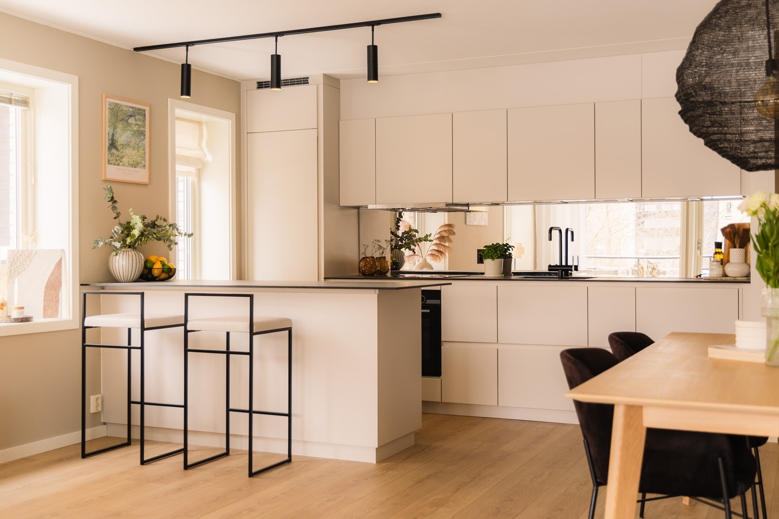 Delikat, romslig kjøkken med slette fronter og rikelig med skap- og benkeplass. Galleribilde