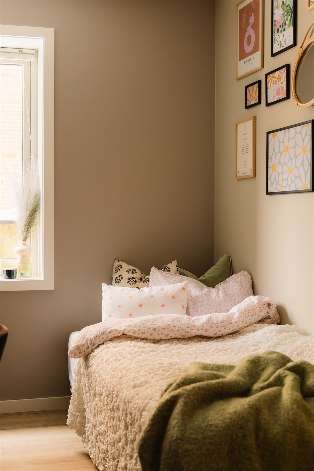 Vinduet gir godt med dagslys, og rommet er lett å innrede etter behov. Galleribilde