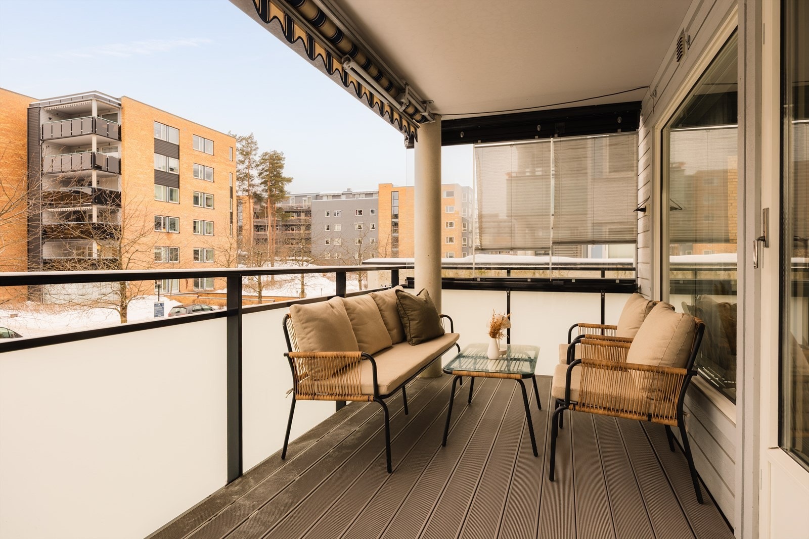 Den romslige balkongen har god plass til utemøbler. Gass- og elektrisk grill er tillatt. Galleribilde