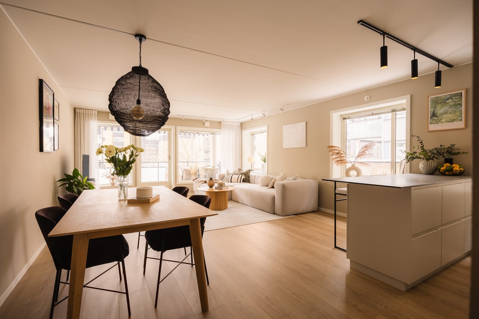 I det du går inn i stuen legger du merke til de store vindusflatene som slipper inn masse dagslys. Dette gir stuen en luftig atmosfære som skaper trivsel sammen med de delikate fargene. Galleribilde