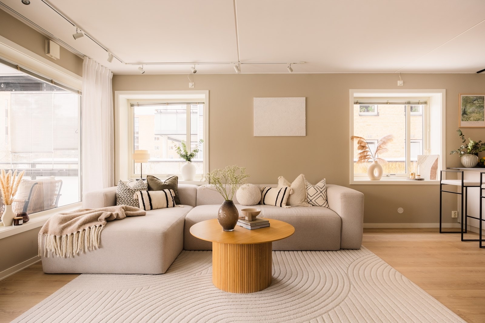 Rommet er enkelt å møblere med naturlige soner for sofagruppe og spisebord. Galleribilde