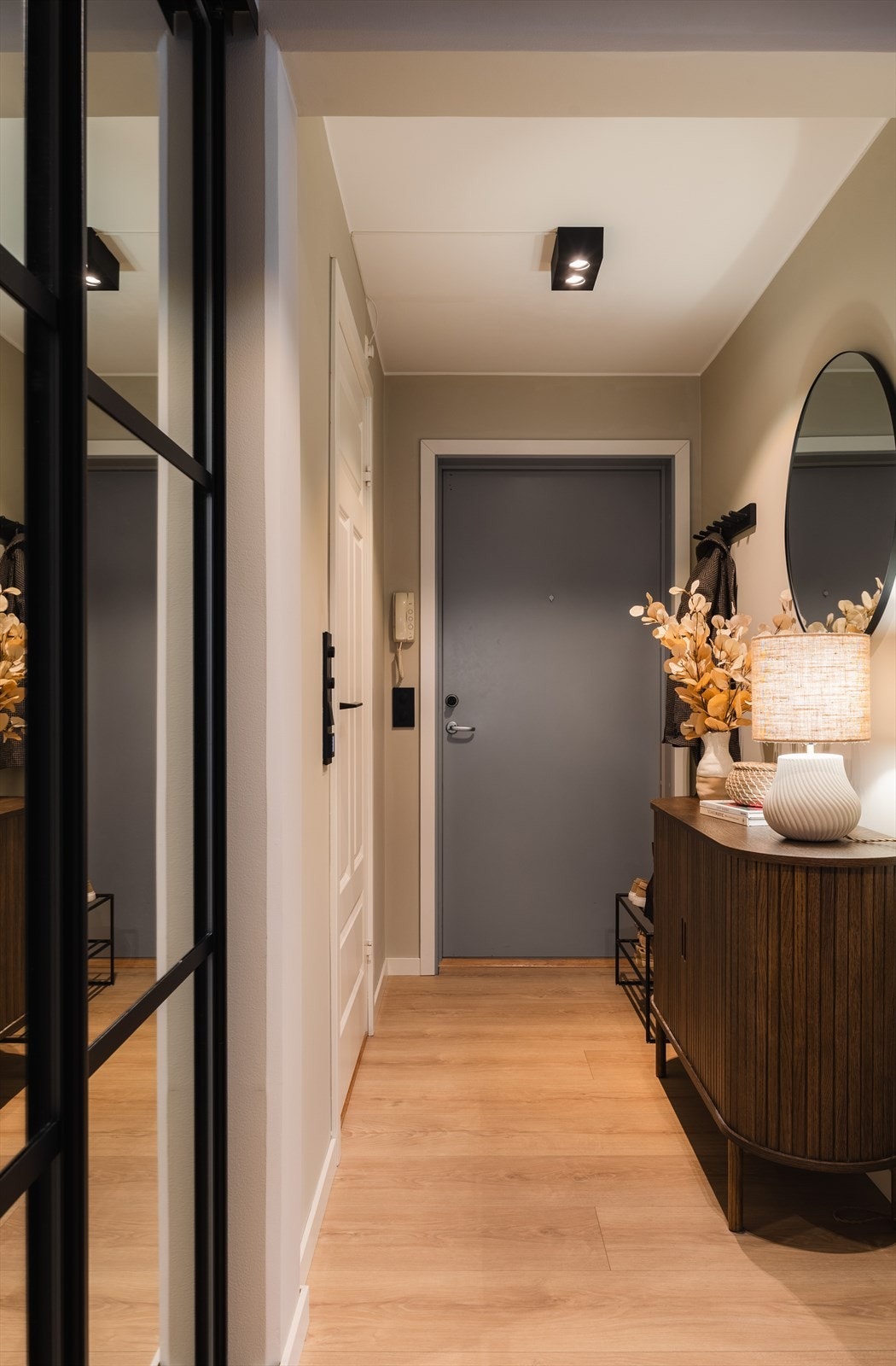 Velkommen inn i en lys og romslig entré med god plass til oppbevaring. Galleribilde