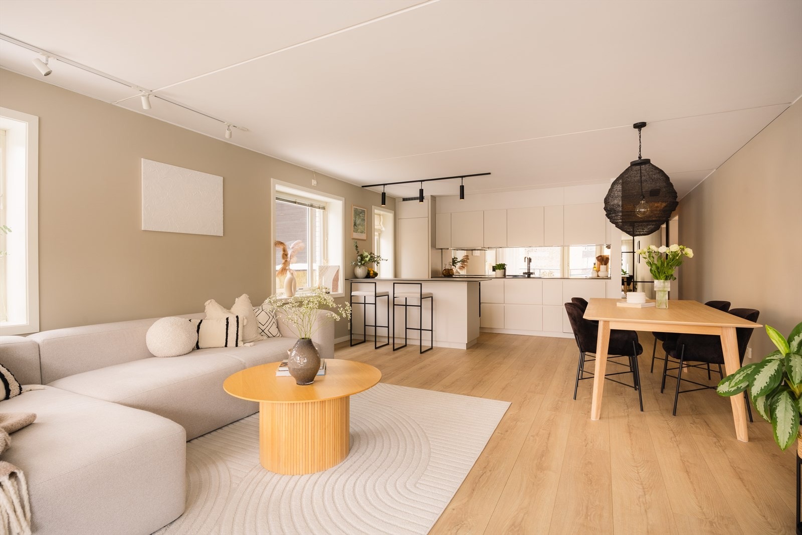 Lys og flott stue med tidsriktige farger som gir en behagelig atmosfære. Galleribilde