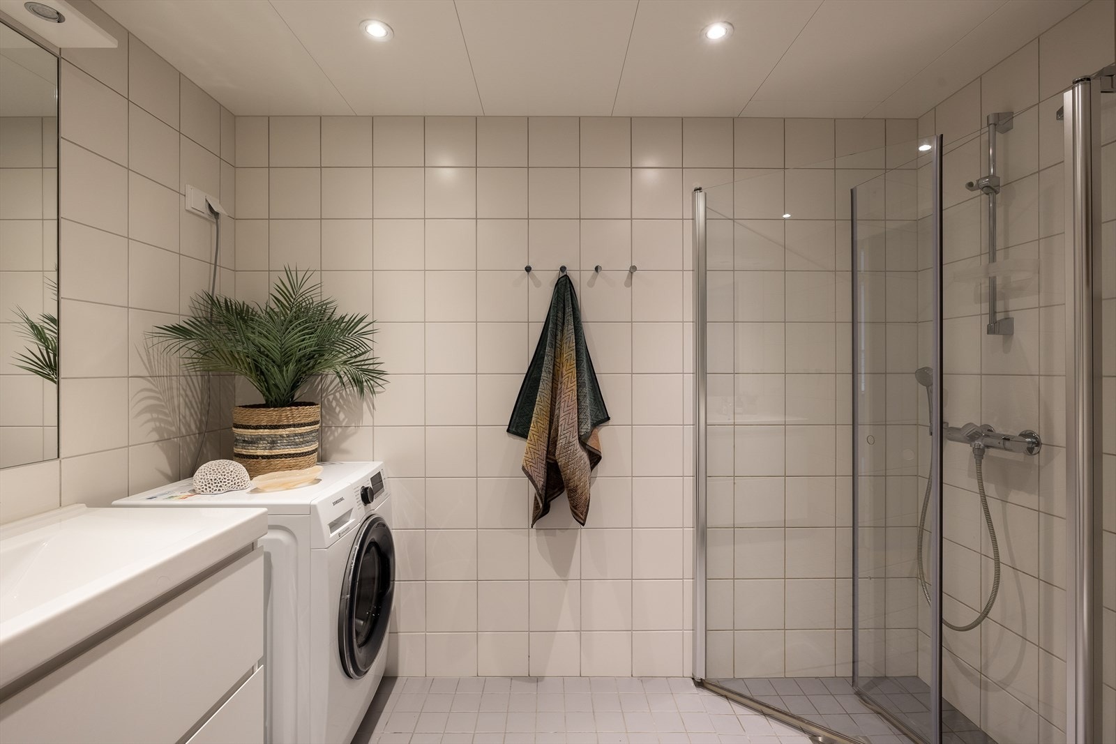 Romslig og flislagt bad med gulvvarme og opplegg til vaskemaskin. Galleribilde