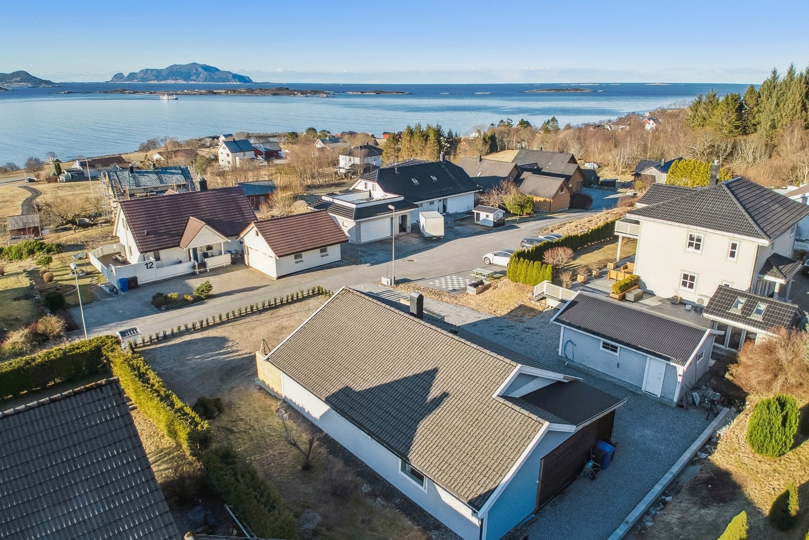 Parkering har du i garasje og oppstillingsplass på tomt. Galleribilde