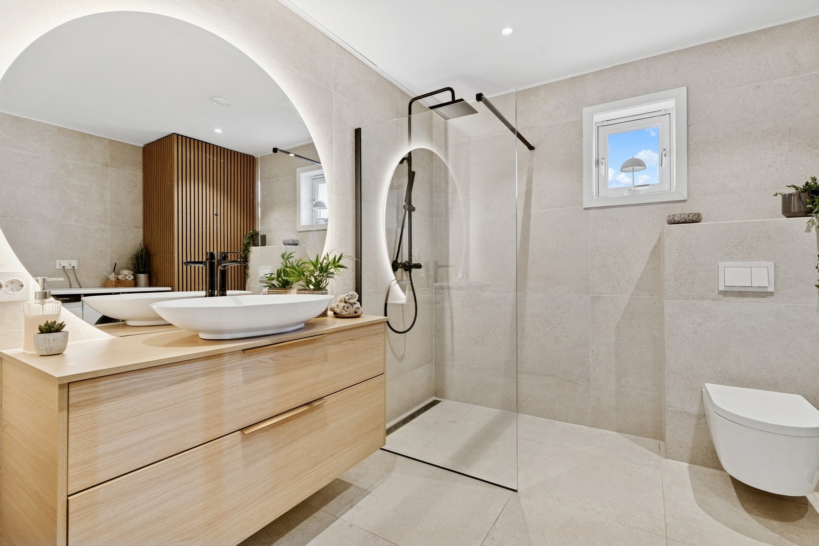 Helfliset kombinert bad/vaskerom med eikedetaljer. Galleribilde