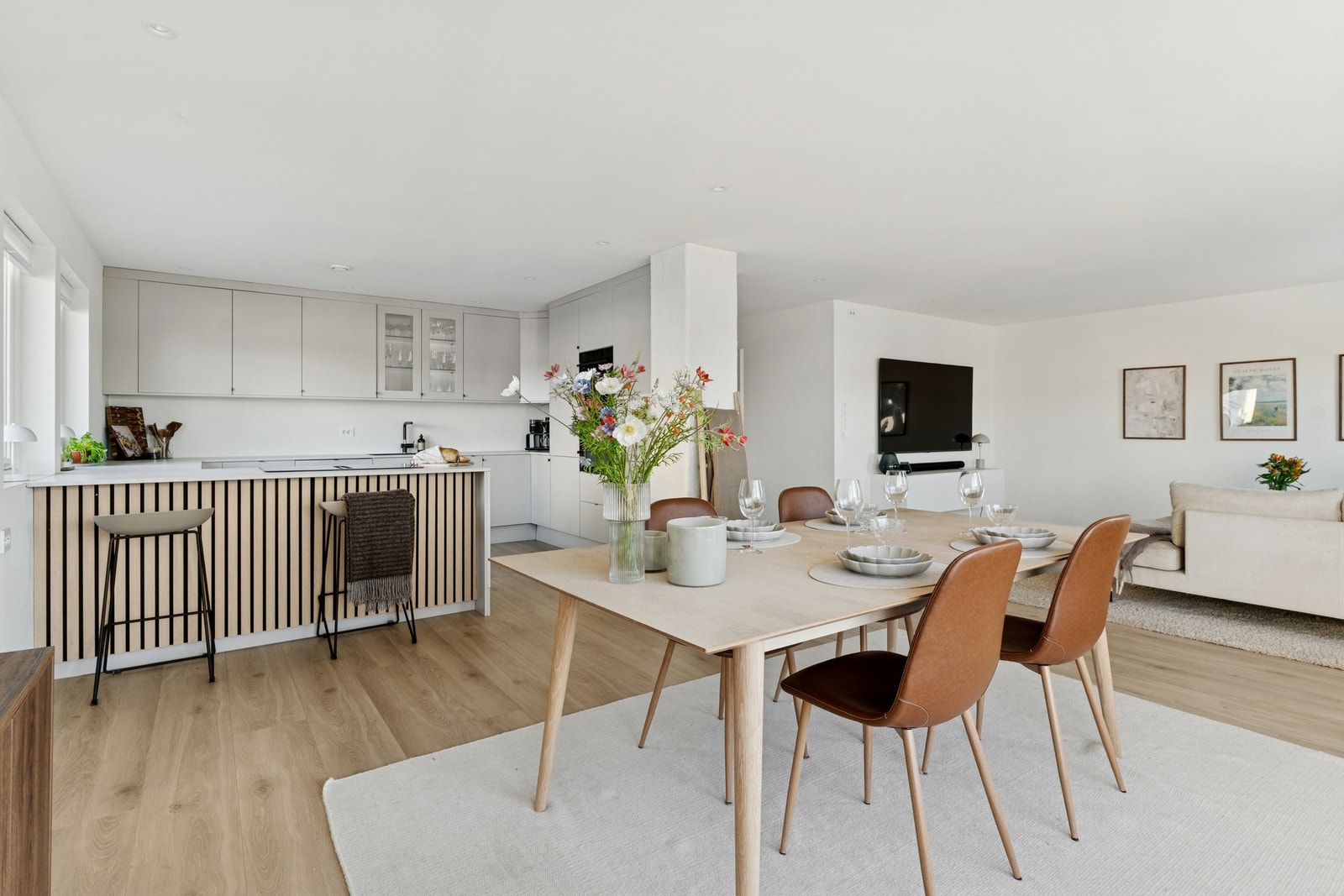 Fra stuen flyter vi over i spisestuen og kjøkkenet. Galleribilde