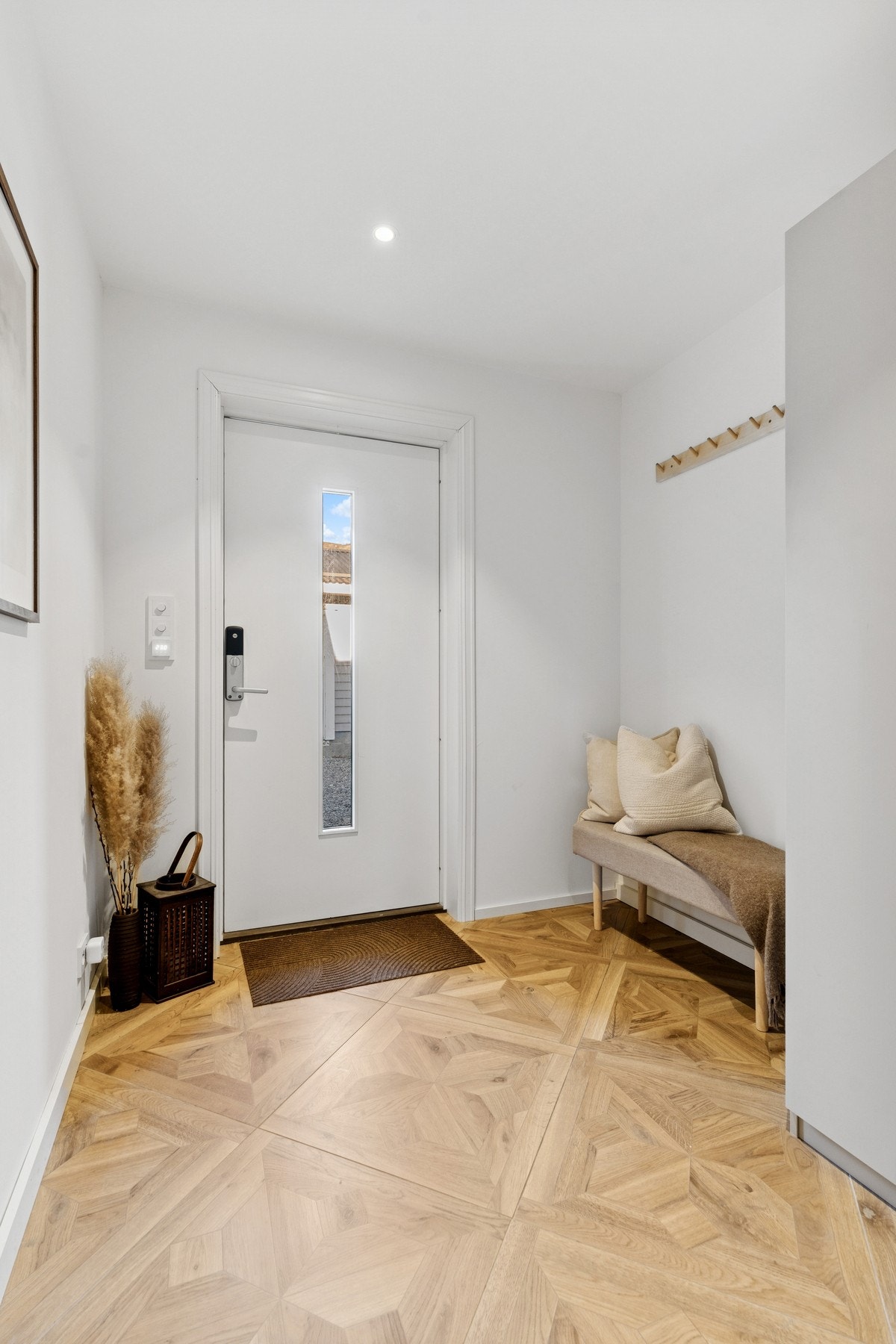 Velkommen inn! Entrè med god plass til garderobeløsning. Galleribilde