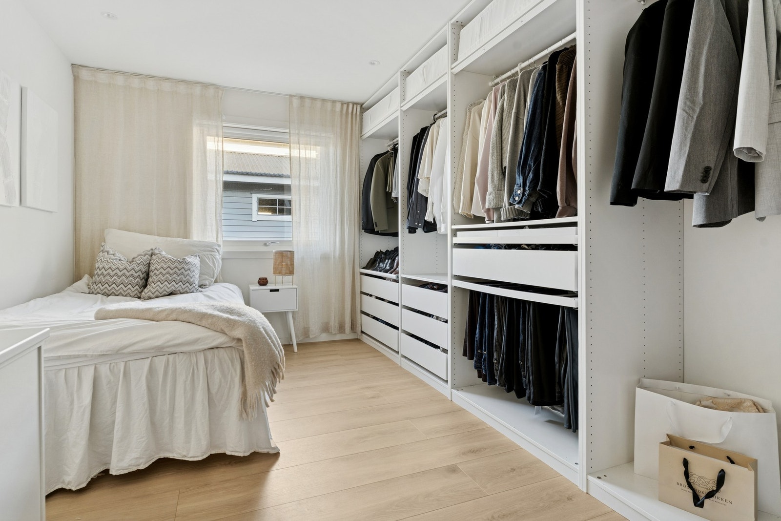 Soverom nummer to er også av god størrelse. Her er det satt inn pax-garderobeskap. Galleribilde