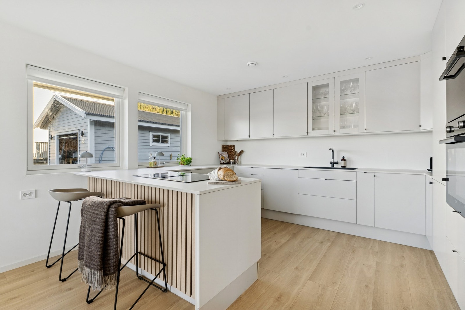 Moderne kjøkken med takhøye overskap. Galleribilde